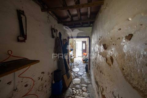 3 moradias com logradouro de 2750m2, em bencatel