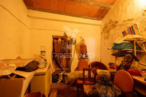 3 moradias com logradouro de 2750m2, em bencatel