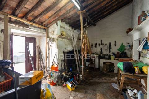 3 moradias com logradouro de 2750m2, em bencatel