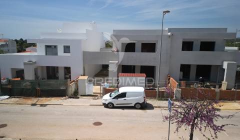 Moradia t3 com piscina perto da praia e campos de golfe