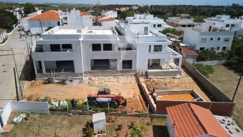 Moradia t3 com piscina perto da praia e campos de golfe