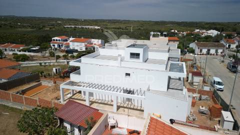 Moradia t3 com piscina perto da praia e campos de golfe