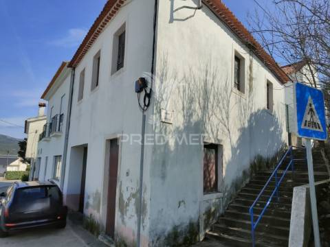 Moradia t2 para recuperar - vila moreira, alcanena