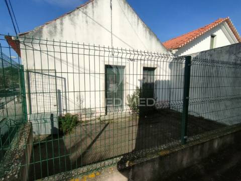 Moradia t2 para recuperar - vila moreira, alcanena