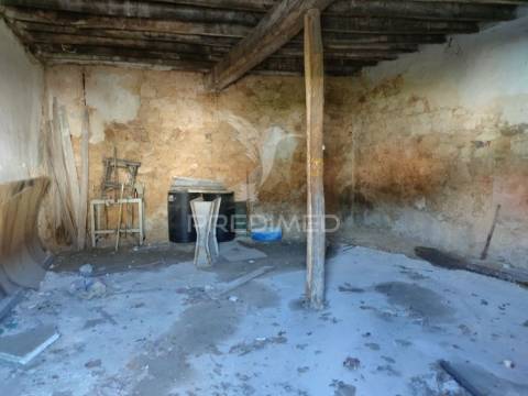 Moradia t2 para recuperar - vila moreira, alcanena