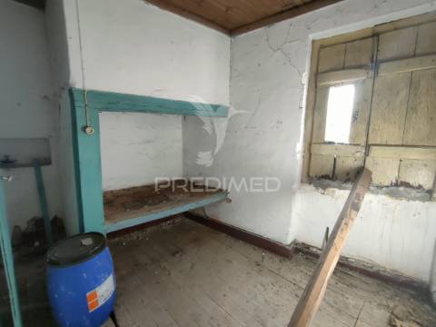 Moradia t2 para recuperar - vila moreira, alcanena