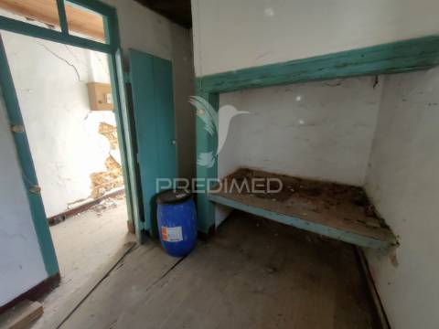 Moradia t2 para recuperar - vila moreira, alcanena