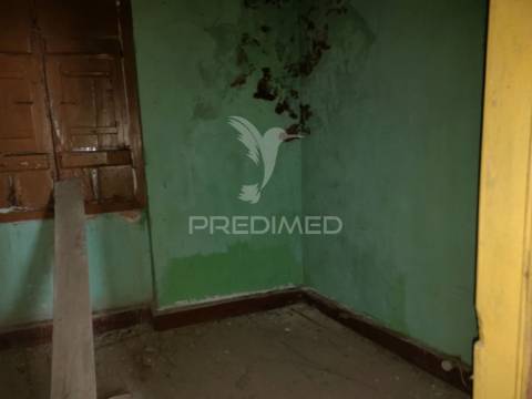 Moradia t2 para recuperar - vila moreira, alcanena