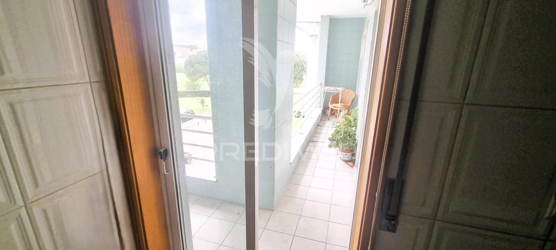 T4 duplex canelas com garagem box e arrumos