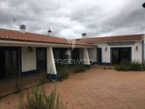 Excelente moradia em entradas/alentejo