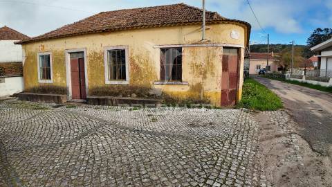 Moradia t2 para restaurar serra de santo antónio / alcanena