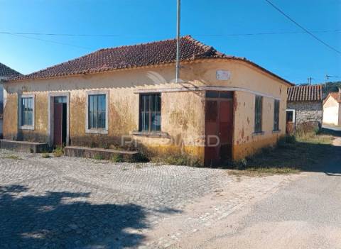 Moradia t2 para restaurar serra de santo antónio / alcanena