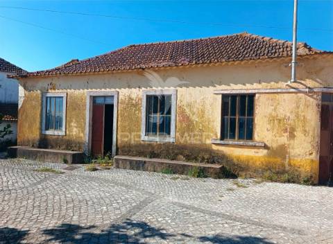 Moradia t2 para restaurar serra de santo antónio / alcanena