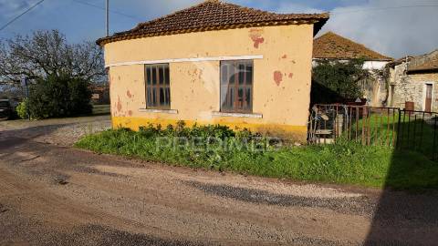 Moradia t2 para restaurar serra de santo antónio / alcanena