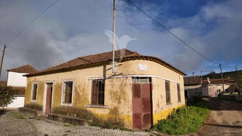 Moradia t2 para restaurar serra de santo antónio / alcanena