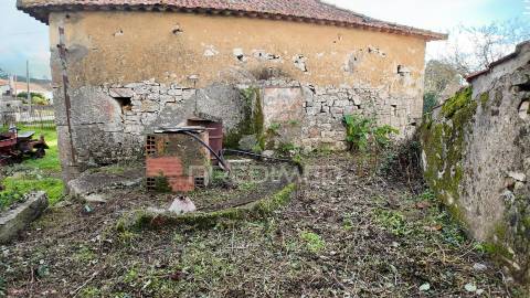 Moradia t2 para restaurar serra de santo antónio / alcanena