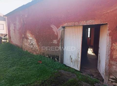 Moradia t2 para restaurar serra de santo antónio / alcanena