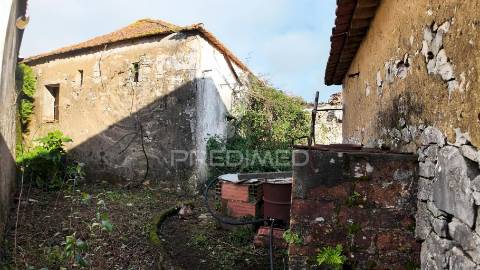 Moradia t2 para restaurar serra de santo antónio / alcanena