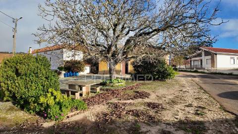 Moradia t2 para restaurar serra de santo antónio / alcanena