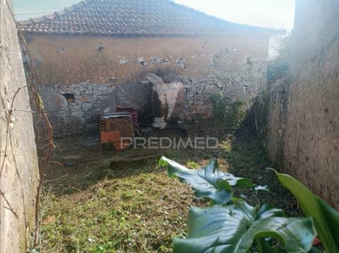 Moradia t2 para restaurar serra de santo antónio / alcanena