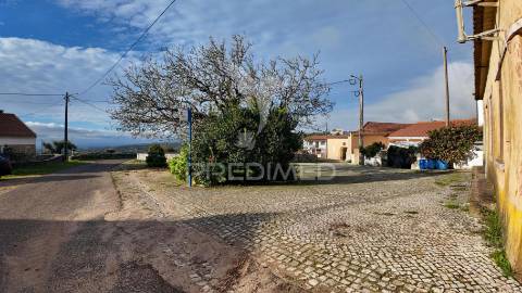 Moradia t2 para restaurar serra de santo antónio / alcanena