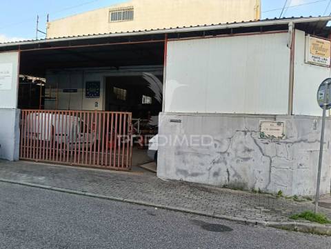 Armazém/oficina auto em moinhos da funcheira (amadora)