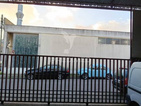 Armazém/oficina auto em moinhos da funcheira (amadora)