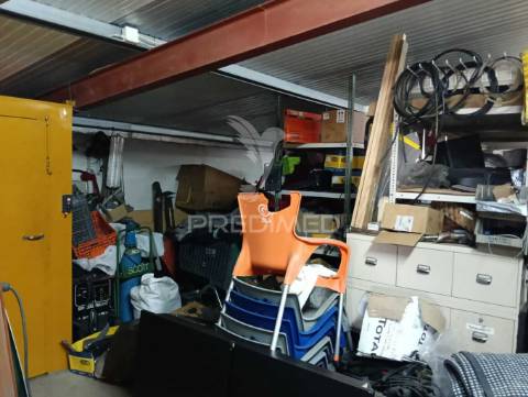 Armazém/oficina auto em moinhos da funcheira (amadora)