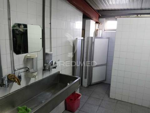 Armazém/oficina auto em moinhos da funcheira (amadora)