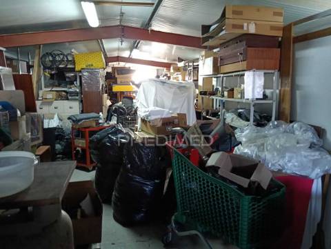 Armazém/oficina auto em moinhos da funcheira (amadora)