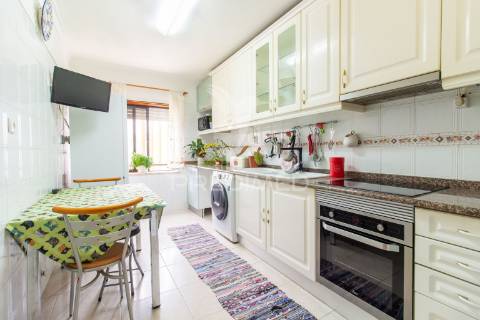 Apartamento t2 com box no  feijó - almada