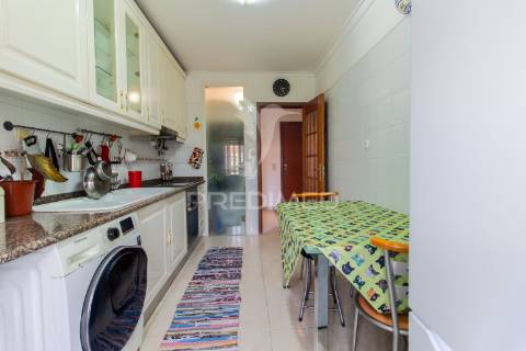 Apartamento t2 com box no  feijó - almada