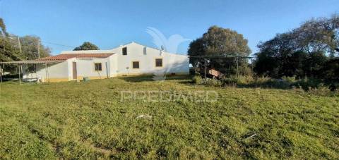 Monte alantejano com 3 habitações e piscina