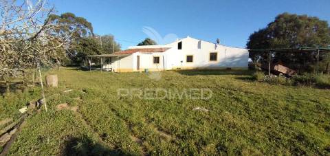 Monte alantejano com 3 habitações e piscina