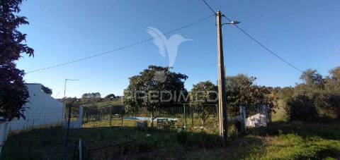 Monte alantejano com 3 habitações e piscina