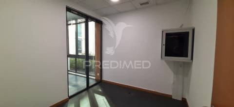 Escritório exclusivo com localização única, pronto a entrar!