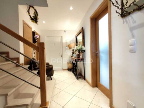 Urbanização quinta da brita moradia t3 c/ garagem