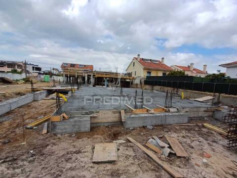 Moradia isolada térrea com piscina em zona nobre de fernão ferro