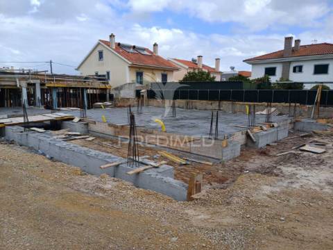 Moradia isolada térrea com piscina em zona nobre de fernão ferro