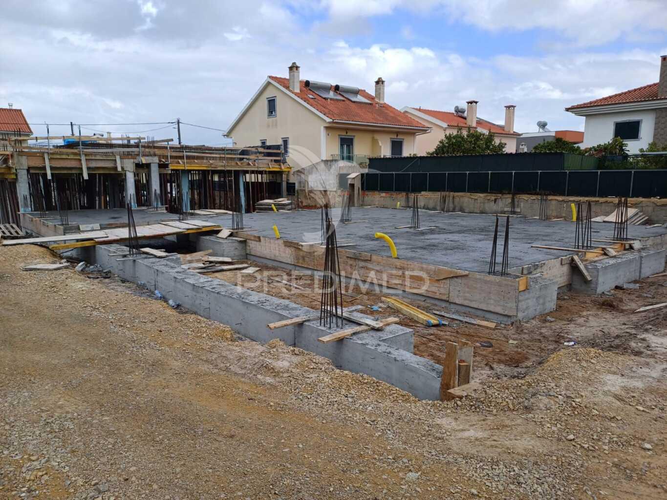 Moradia isolada térrea com piscina em zona nobre de fernão ferro