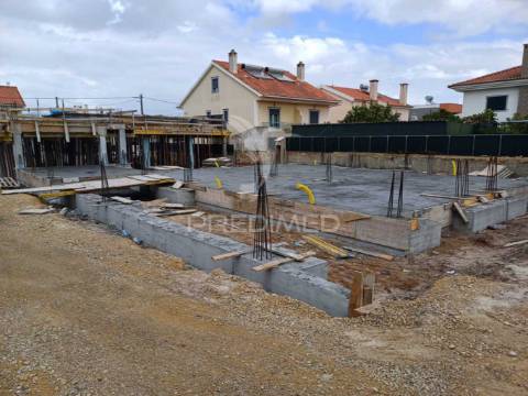 Moradia isolada térrea com piscina em zona nobre de fernão ferro