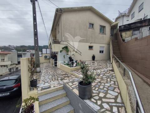 T2 renovado com espaço exterior e excelente exposição solar