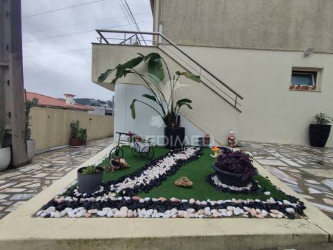 T2 renovado com espaço exterior e excelente exposição solar