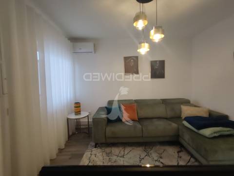 T2 renovado com espaço exterior e excelente exposição solar