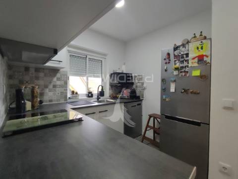 T2 renovado com espaço exterior e excelente exposição solar