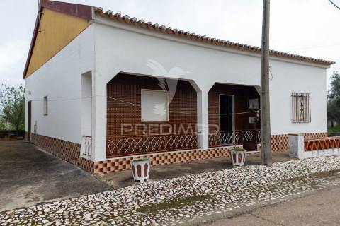 Moradia t3 com anexo, quintal e garagem – ferreira de capelins, alandroal.