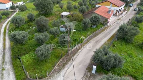 Moradia t3 com anexo, quintal e garagem – ferreira de capelins, alandroal.