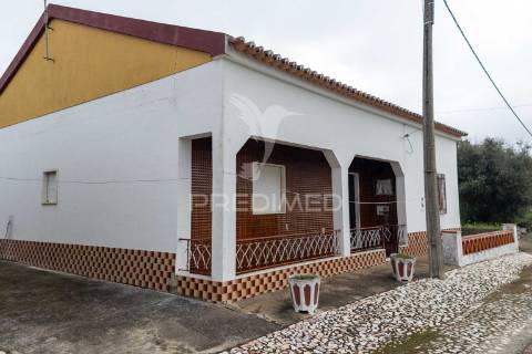 Moradia t3 com anexo, quintal e garagem – ferreira de capelins, alandroal.