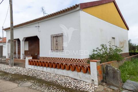 Moradia t3 com anexo, quintal e garagem – ferreira de capelins, alandroal.