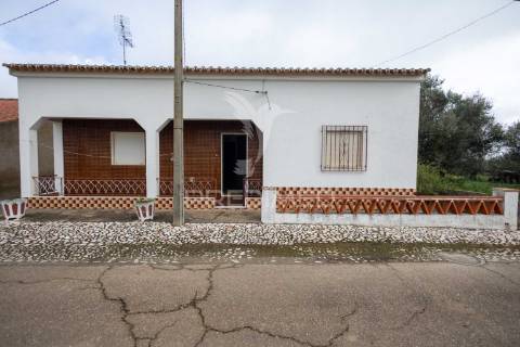 Moradia t3 com anexo, quintal e garagem – ferreira de capelins, alandroal.